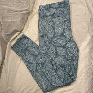 Yoga pants with side pockets